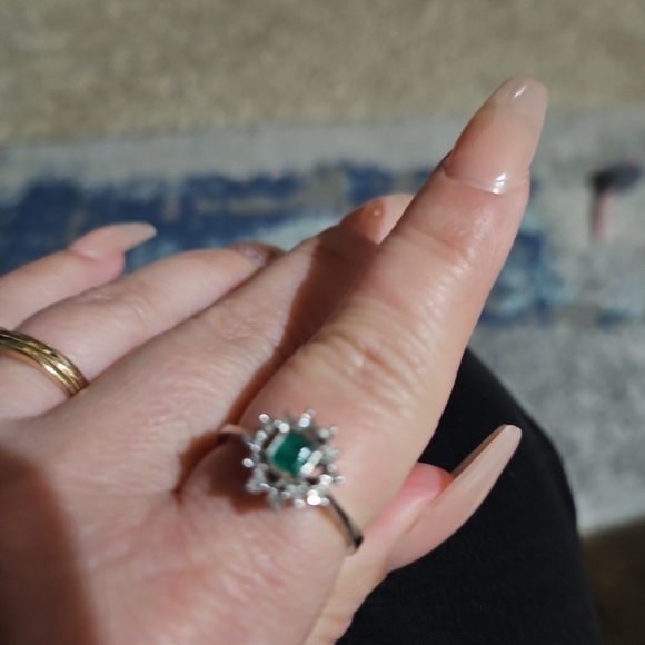 Elegant Silver and Green Jade Gemstone Ring - Picture 1 of 7